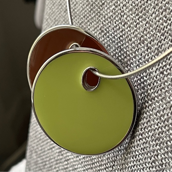 JOAN RIVERS | Vintage | Reversible Two-Disc Shaped Pendant Silver Wired Necklace - Picture 6 of 16